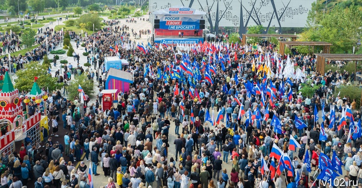 «Выжили, потому что русские»: в Волгограде прошел митинг в поддержку референдумов