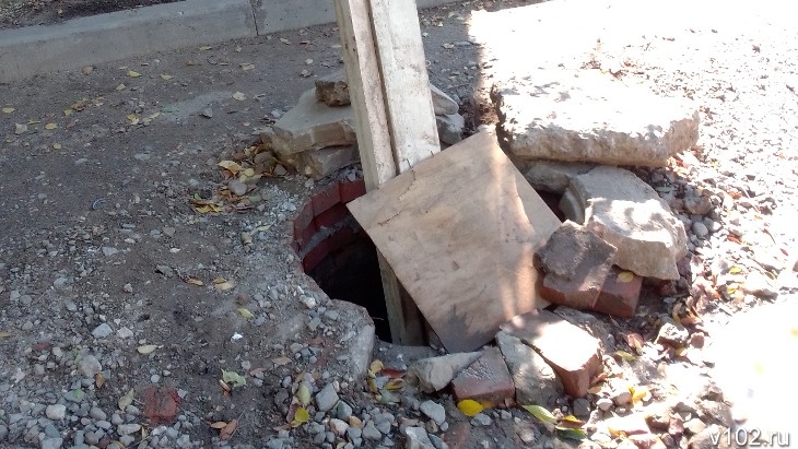Люку по крышке: в Волгограде в канализацию попал автомобиль