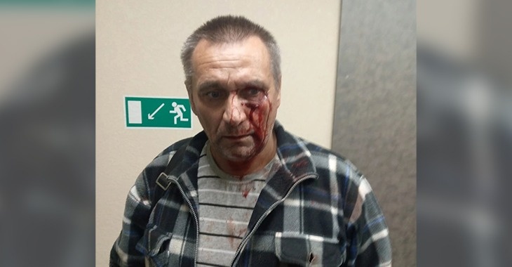 «Он просто пропустил женщину с ребенком»: в Волгограде избили битой водителя иномарки