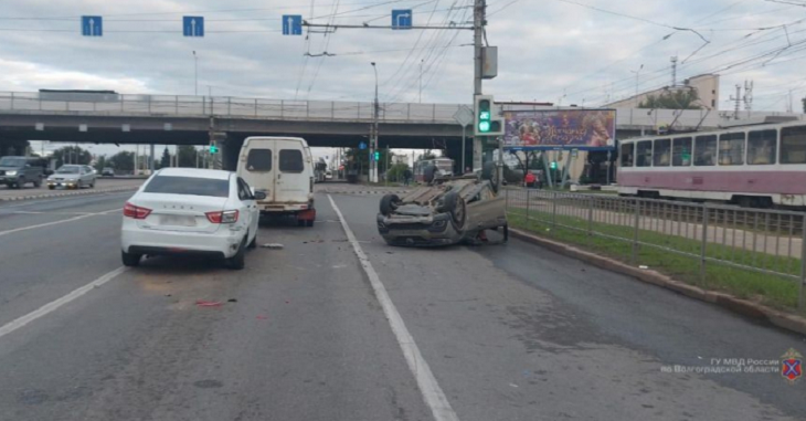 В Волгограде в тройном ДТП с перевертышем пострадал мужчина