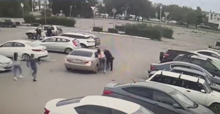 Полицейский настиг машину с воровкой на парковке ТРК в Волгограде: видео