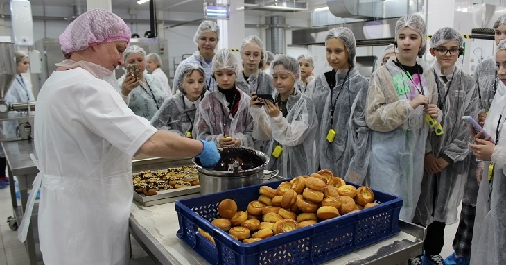 Волгоградские ученики и родители посмотрели, где и как производят продукты для школьных столовых