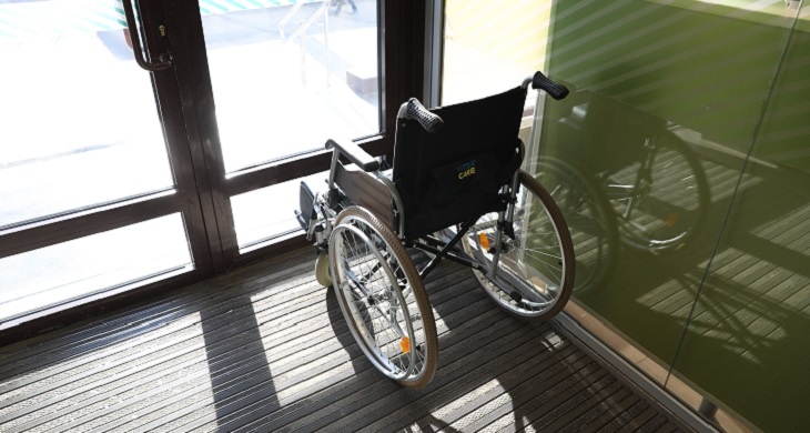 В Волжском для инвалида-колясочника сделают электроподъемник