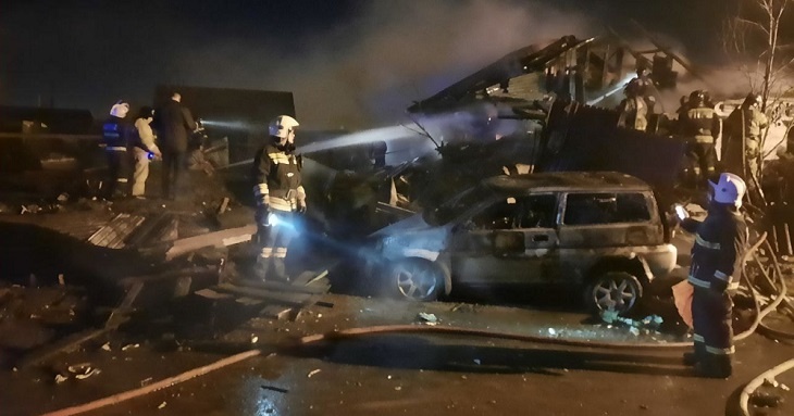 Истребитель Су-30 упал на жилой дом в Иркутске: пилоты погибли