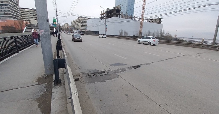 Дорожники ликвидировали трещину на Астраханском мосту в Волгограде