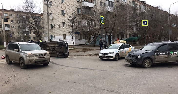 Пожилой водитель устроил массовое ДТП в Волгограде с переворотом