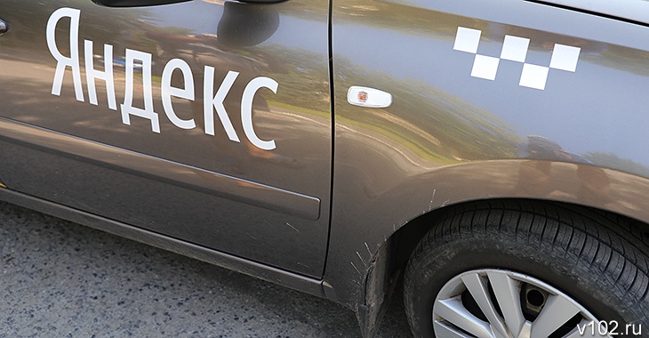 «Яндекс» в Волгограде заблокировал таксиста за отказ привезти полбаклажки пива клиентке