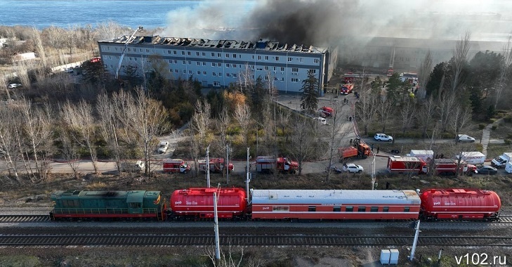 В Волгограде спустя девять часов потушили пожар на складе