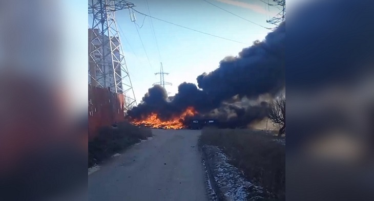 «Убирать не надо мусор, сам сгорел»: в Волгограде полыхала свалка вблизи многоэтажек