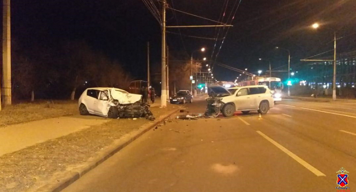 На севере Волгограда в лобовом ДТП с Lexus погиб мужчина