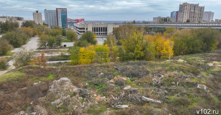 Пустующий участок земли за облсудом в Волгограде приспособили под свалку