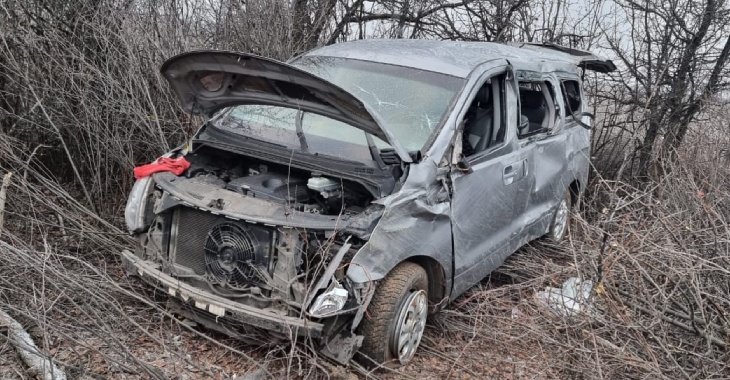 В Волгоградской области с трассы вылетел микроавтобус, есть погибший: видео