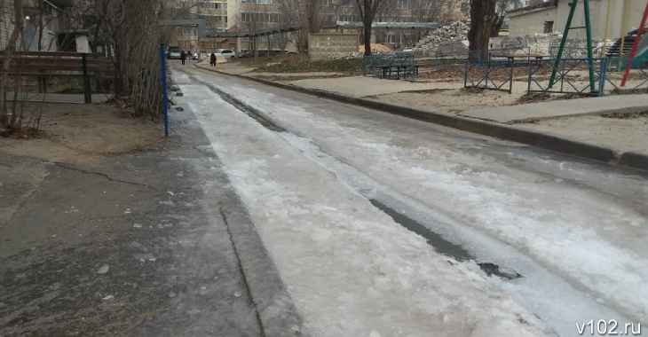 В Волгограде улица Дымченко обрастает льдом из-за подземного фонтана