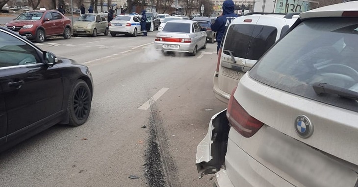 Угонщик такси ввязался в погоню с полицией и устроил массовое ДТП в центре Волгограда