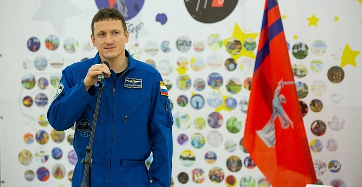 Герой России космонавт Кудь-Сверчков передал ветеранам Волгограда флаг города, побывавший на орбите