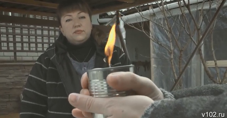 «Своих не бросаем»: в Волгограде участница одесского сопротивления делает окопные свечи для бойцов СВО