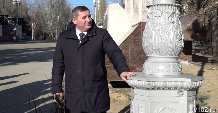 Бочаров побывал с проверкой на Аллее Героев в центре Волгограда