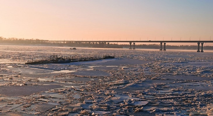 «Людей пока не замечено»: в Волгограде льдиной снова сорвало причалы