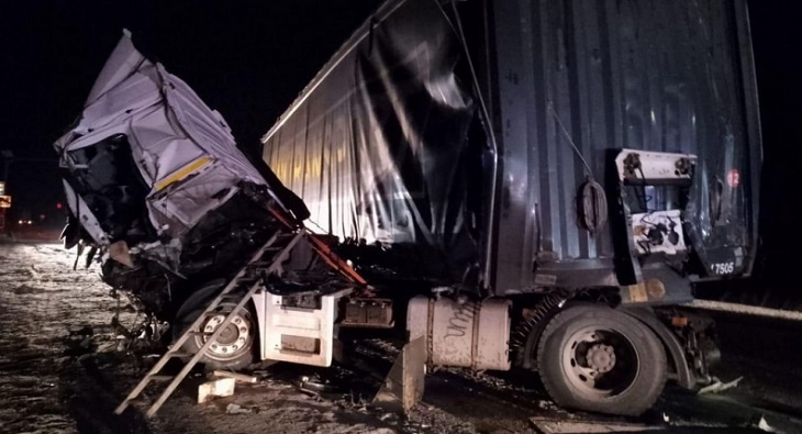 Три грузовика столкнулись на трассе в Волгоградской области