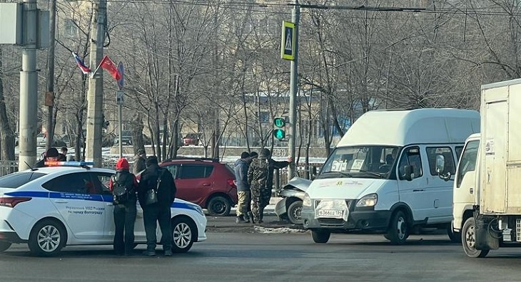 Два ДТП парализовали оживленный перекресток в Волгограде
