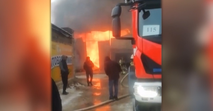 Пожар у оптовой базы в Волгограде попал на видео