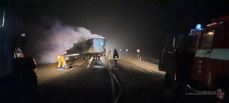 Под Волгоградом на федеральной трассе загорелся грузовик после тарана BMW