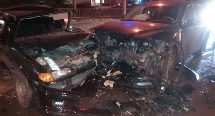 В Волгограде два авто разбились всмятку из-за юного водителя