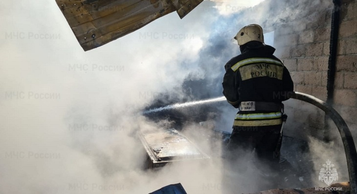 В Волгограде огонь уничтожил гараж с машиной и часть дома