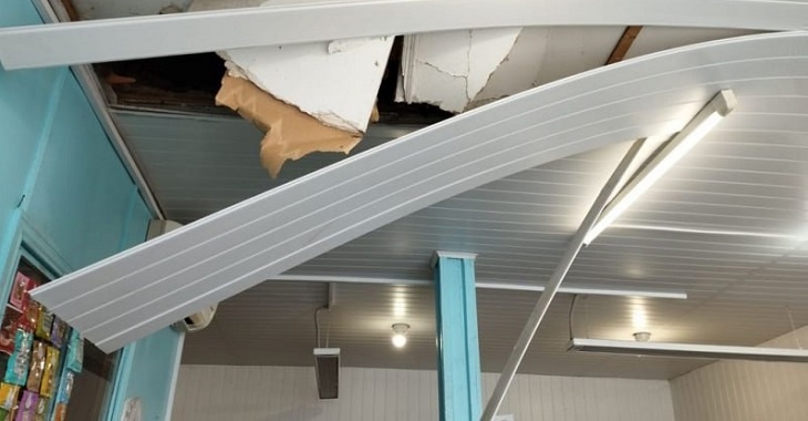 В Волгоградской области вор разобрал крышу и потолок, чтобы влезть в магазин