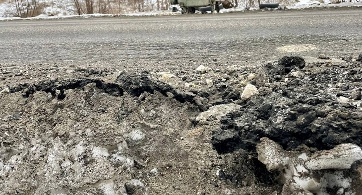 «Уже куски отваливаются»: в Волгоградской области разрушается сданная под Новый год дорога