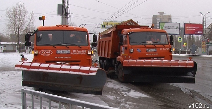 Группировка из 70 машин чистит снег в Волгограде