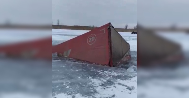 Тело до сих пор ищут. В Волгоградской области провалился под лед на фуре дальнобойщик из Турции