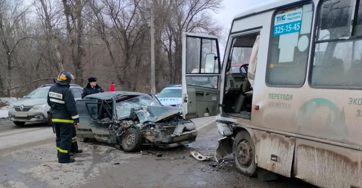 В Волгограде автобус № 79 снес легковушку: есть пострадавшие