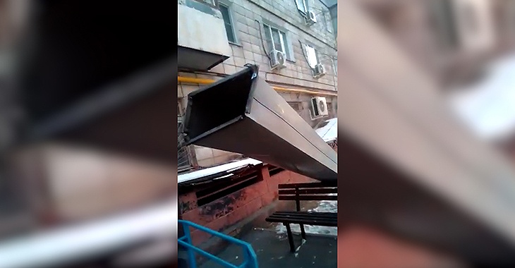 «Чудом никого не убило»: в Волгограде кусок трубы рухнул на лавочку у подъезда