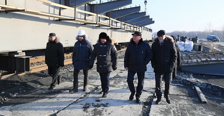 «Удалось нагнать отставание»: под Волгоградом 200 рабочих, несмотря на мороз, ежедневно строят новую трассу