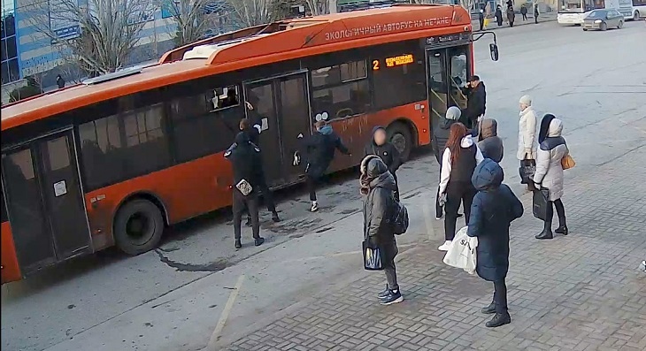 В Волгограде группа подростков разгромила автобус №2: видео