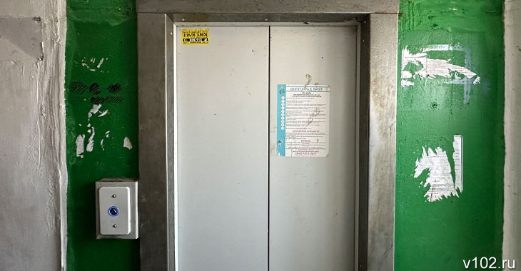 В волгоградской многоэтажке, где живет дитя Сталинграда, от испарений ржавеет и ломается лифт