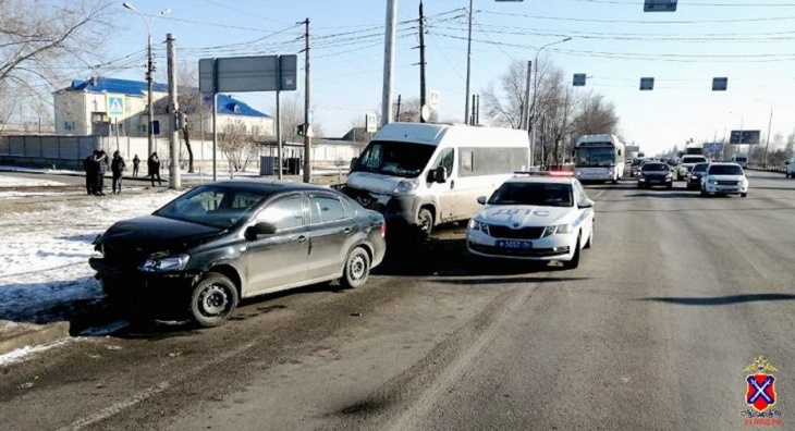 В Волгограде маршрутку №149 протаранила иномарка: пассажирка в больнице
