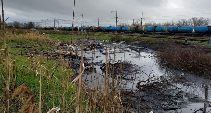 Землю у ж/д станции «Котлубань» под Волгоградом залили нефтеотходами