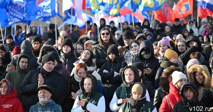 Несмотря на штормовой ветер: на митинг-концерт в центре Волгограда пришли сотни человек