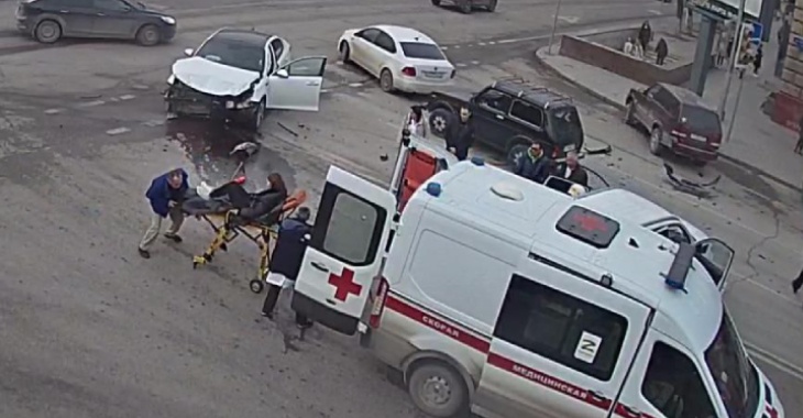В центре Волгограда в ДТП протаранили внедорожник, пострадали три женщины: видео
