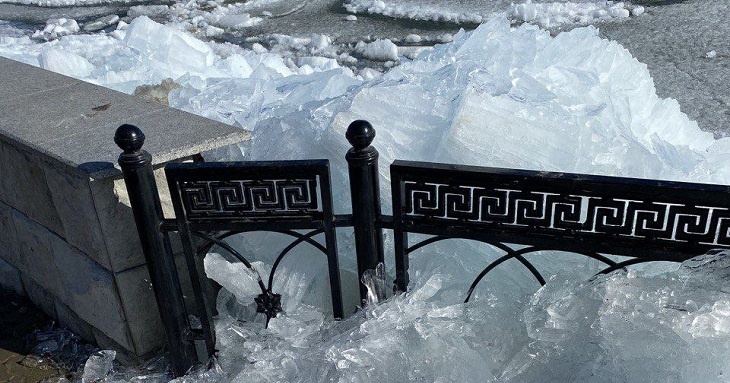 В Волгоградской области ограждение набережной снесло ледяными глыбами