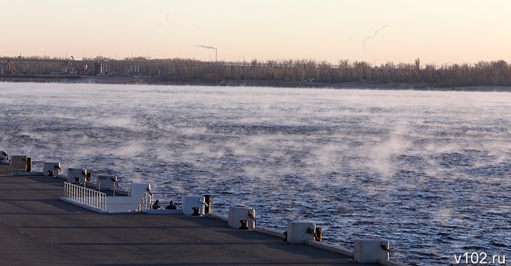 В села Волгоградской области из-за разлива рек доставляют почту на лодках