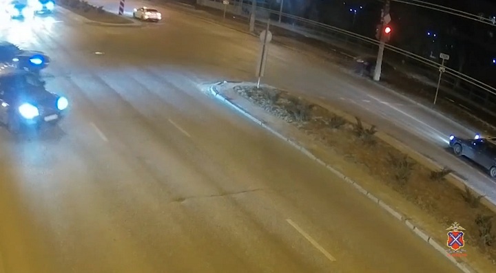 В Волгограде вылетевшая на трамвайные пути иномарка попала на видео