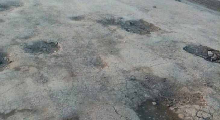 «А ведь нас не бомбили»: жители глубинки в Волгоградской области замерили ямы на единственной дороге