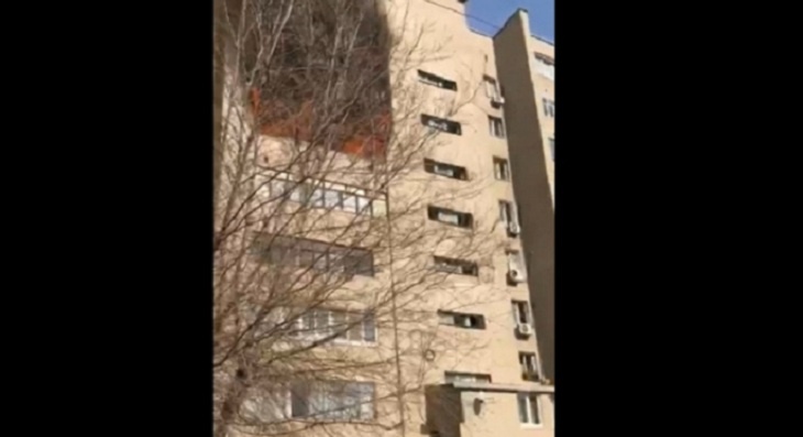 Под Волгоградом эвакуировали жильцов дома из-за пожара на балконе