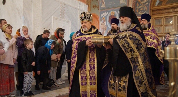 Ковчег с  частью пояса Пресвятой Богородицы встретили в главном соборе Волгограда