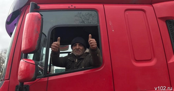 «Русские, спасибо!»: дальнобойщик из Турции два дня провел без еды в ловушке на юге Волгограда