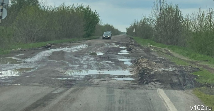 «Машину придется нести на руках»: дорога к селу в Волгоградской области исчезает на глазах