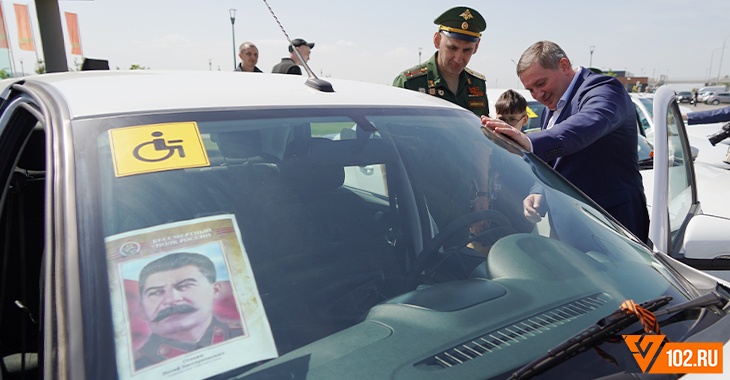 «Так и должно быть»: в Волгограде губернатор передал машины ветеранам боевых действий
